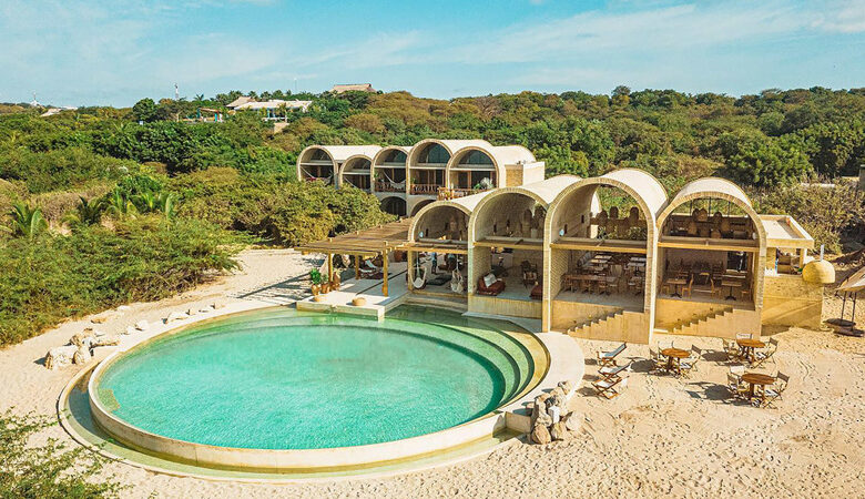 Ένα υπέροχο ξενοδοχείο με 11 μοναδικές σουίτες πάνω στην παραλία