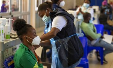 Κορονοϊός: Στόχο για 200.000 εμβολιασμούς καθημερινά βάζει η Νότια Αφρική