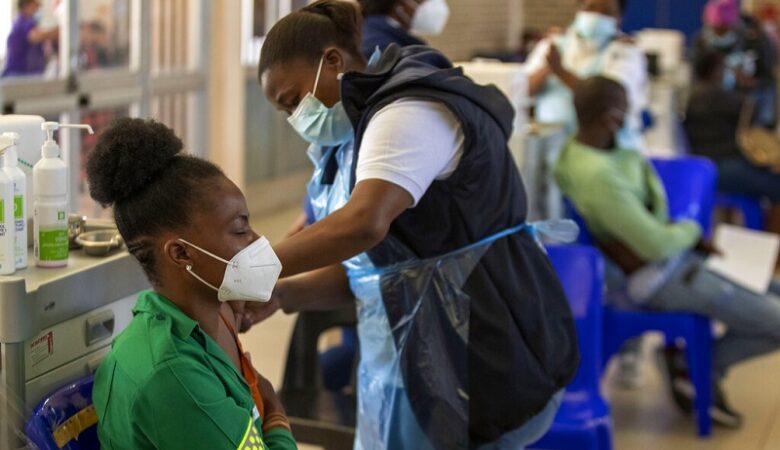 Κορονοϊός: Στόχο για 200.000 εμβολιασμούς καθημερινά βάζει η Νότια Αφρική