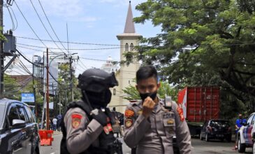 Αιματηρή επίθεση αυτοκτονίας σε καθολική εκκλησία στην Ινδονησία