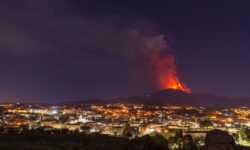 Συνεχίζονται οι εκρήξεις της Αίτνας – Έκλεισε το αεροδρόμια της Κατάνια