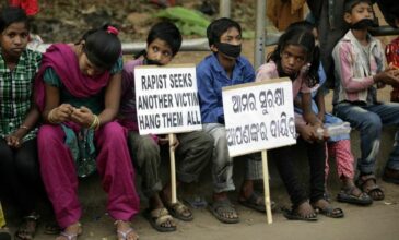 Ομαδικός βιασμός μέχρι λιποθυμίας από 8 άντρες σε κορίτσια 14 και 15 ετών στην Ινδία