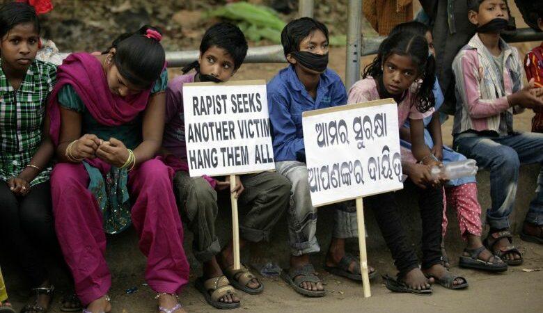 Ομαδικός βιασμός μέχρι λιποθυμίας από 8 άντρες σε κορίτσια 14 και 15 ετών στην Ινδία