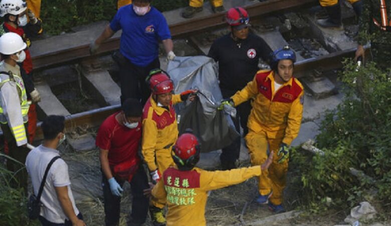 Ταϊβάν: Φορτηγό έπεσε από πλαγιά στις γραμμές προκαλώντας την τραγωδία