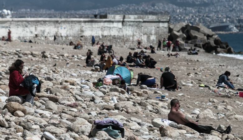 Lockdown: Στις παραλίες και στα πάρκα οι Αθηναίοι για μία «ανάσα» – Δείτε εικόνες