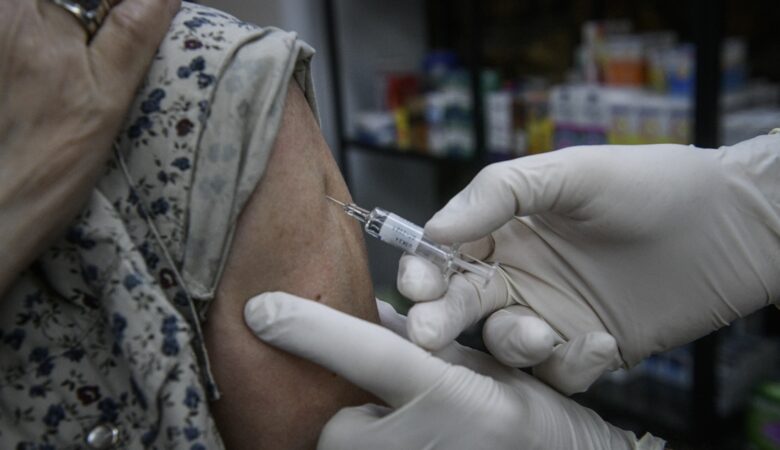 ΠΦΣ: Δεν γίνεται αλλαγή του εμβολίου κατά του κορονοϊού στα φαρμακεία
