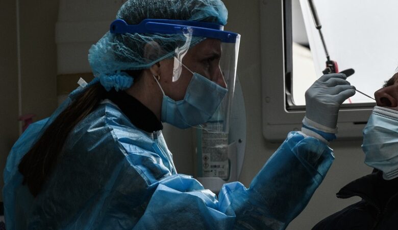 Κορονοϊός: Ανεμβολίαστοι και χωρίς rapid test εντοπίστηκαν 21.000 εργαζόμενοι