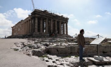 Επίθεση Τσίπρα σε Μενδώνη για «μαρμάρινη επιγραφή» στην Ακρόπολη – «Fake news» λέει το ΥΠΠΟΑ