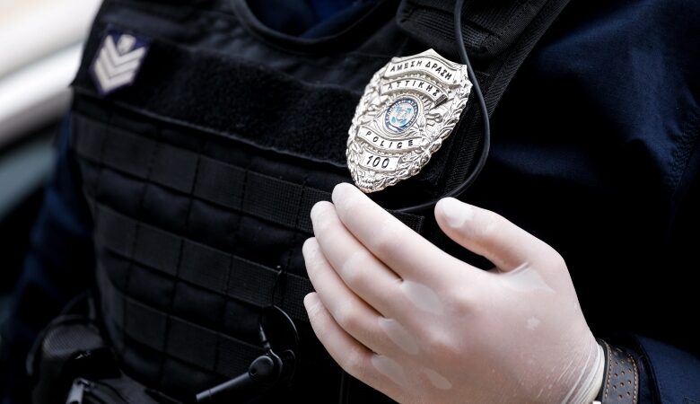 Άρπαξαν 15.000 ευρώ από αστυνομικό μέσα σε αστυνομικό τμήμα