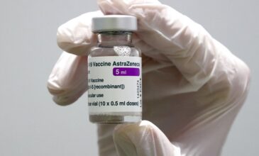 Η Βρετανική αρχή φαρμάκων αναγνώρισε μια πιθανή παρενέργεια του εμβολίου της AstraZeneca
