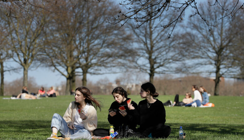 Κορονοϊός: «Ανοσία αγέλης» από τις 12 Απριλίου στη Βρετανία δείχνει μοντέλο του University College London