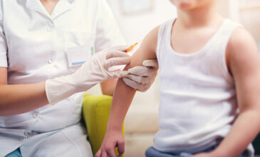 «Καμπανάκι» των παιδιάτρων για πτώση της εμβολιαστικής κάλυψης των παιδιών