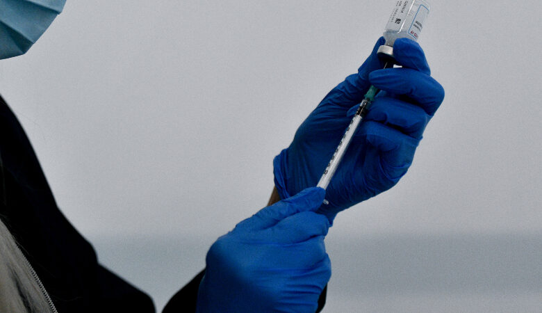 Μπουρλά: Δεν αποκλείεται μια νέα μετάλλαξη να είναι ανθεκτική στα εμβόλια