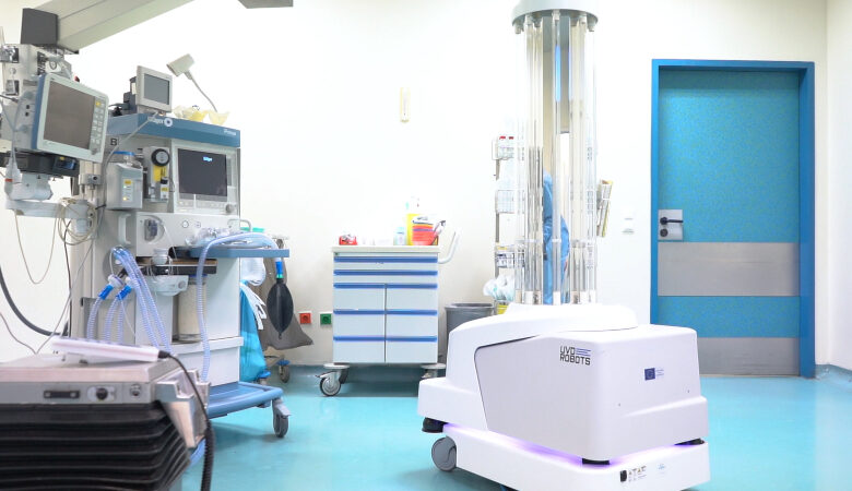 Έπιασε «δουλειά» στο «Παπαγεωργίου» ο Τάλως – Το ρομπότ που καθαρίζει το νοσοκομείο από τον κορονοϊό