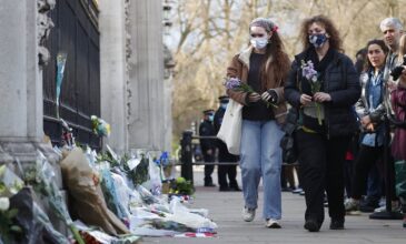 Οι Βρετανοί αποτίουν φόρο τιμής στον πρίγκιπα Φίλιππο