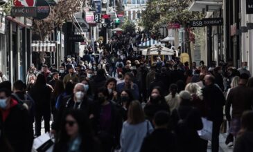 Αυξημένη κίνηση στα καταστήματα στο κέντρο της Αθήνας