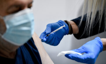 Εμβολιασμοί: Πότε ανοίγει η πλατφόρμα για ευπαθείς ομάδες και για τους 50-59 ετών