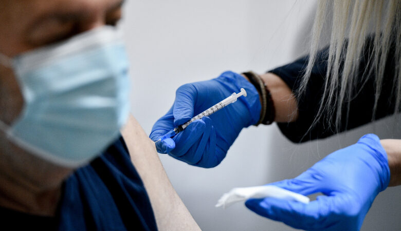 Εμβολιασμοί: Πότε ανοίγει η πλατφόρμα για ευπαθείς ομάδες και για τους 50-59 ετών