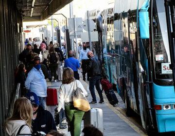 Έφτασαν οι πρώτοι Ολλανδοί τουρίστες στη Ρόδο – Δείτε εικόνες από την άφιξή τους