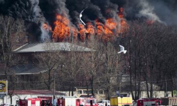 Αγία Πετρούπολη: Ένας πυροσβέστης νεκρός σε μεγάλη πυρκαγιά σε ιστορικό εργοστάσιο