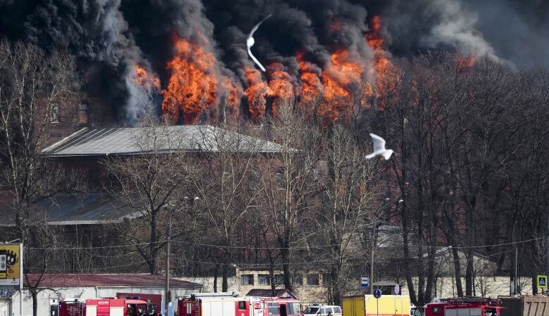 Αγία Πετρούπολη: Ένας πυροσβέστης νεκρός σε μεγάλη πυρκαγιά σε ιστορικό εργοστάσιο