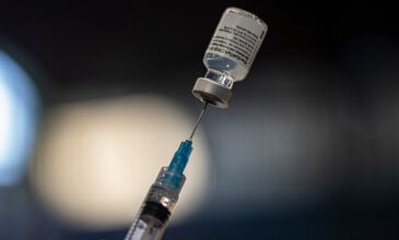 Μπουρλά: Επιπλέον 100 εκατομμύρια δόσεις του εμβολίου της Pfizer στην Ευρώπη