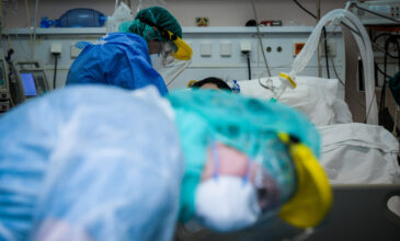 Κορονοϊός: «Εκρηκτική» αύξηση στις νοσηλείες από την παραλλαγή Όμικρον – Μεγαλώνει η πίεση στις ΜΕΘ λόγω Δέλτα