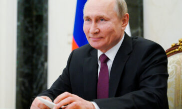 Κορονοϊός: «Θωρακίστηκε» ο Πούτιν – Έκανε και τη δεύτερη δόση