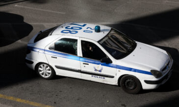 Πανικός στα Μεσόγεια: Αμάξι έπεσε πάνω σε μπλόκο της ΕΛ.ΑΣ – Πυροβολισμοί και τρεις τραυματίες