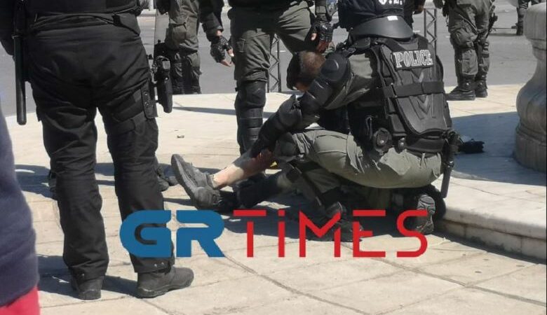 Θεσσαλονίκη: Διαδηλωτής τυλίχθηκε στις φλόγες – Τον έσωσαν αστυνομικοί