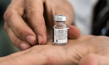 Βρετανία: «Πράσινο» φως για το εμβόλιο της Pfizer σε 12-15 ετών