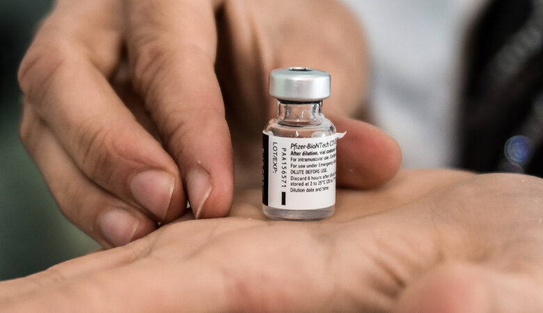 Κοζάνη: Εμβολιάστηκε και φεύγοντας πήρε ένα φιαλίδιο με δόσεις της Pfizer