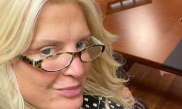 Μαρίνα Πατούλη: Selfie στο γραφείο με φόντο φωτογραφία με τον Γιώργο Πατούλη