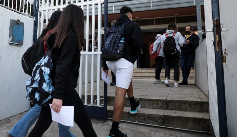 Κορονοϊός: Δεκάδες μαθητές Λυκείου στη Σαντορίνη δεν βρήκαν self test