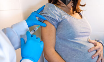 Βρετανία: Σύσταση στις εγκύους να κάνουν το εμβόλιο της Pfizer ή της Moderna