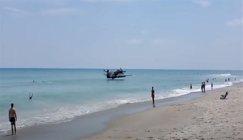 Αεροσκάφος έπεσε στη θάλασσα σε παραλία με λουόμενους – Δείτε το βίντεο