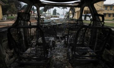 Τραγωδία μετά την ανατροπή βυτιοφόρου: 12 άνθρωποι σκοτώθηκαν και δεκάδες σπίτια κάηκαν