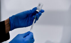 Κορονοϊός: «Φρένο» Πλεύρη στα σενάρια για υποχρεωτικό εμβολιασμό στους άνω των 50