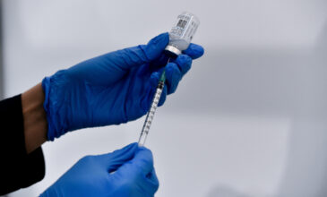 Κορονοϊός: Μόνο το 10% όσων εμβολιάζονται έχουν συμπτώματα
