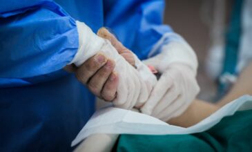 Κορονοϊός: Ασφυκτική παραμένει η πίεση στα νοσοκομεία – Σχέδιο με πιο αυστηρά μέτρα για τους ανεμβολίαστους