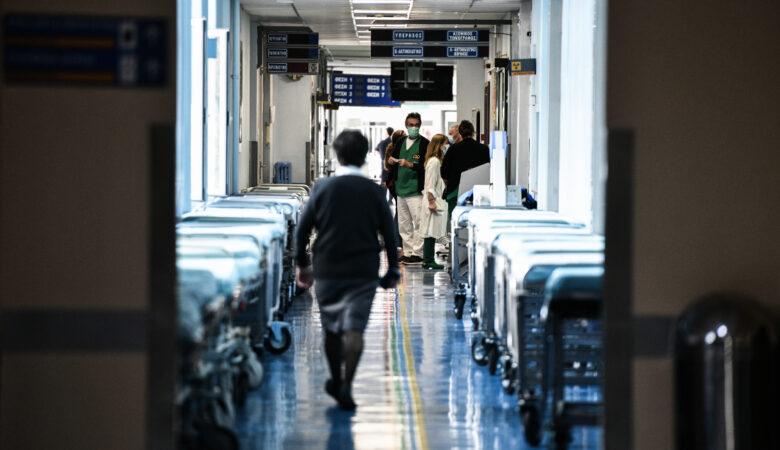 Εφιαλτικές εφημερίες στα νοσοκομεία: «Είχαμε πόλεμο, η νύχτα ήταν κόλαση» – Τζανάκης: Δυσοίωνες προβλέψεις για 9.000 με 11.000 κρούσματα στα τέλη Νοεμβρίου