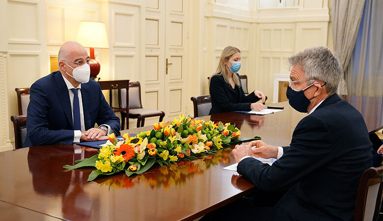 Συνάντηση Νίκου Δένδια με τον πρεσβευτή των ΗΠΑ