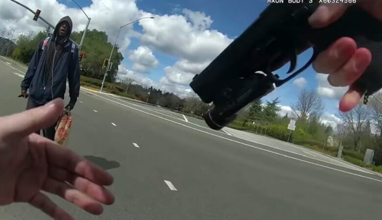 Σοκαριστικό βίντεο-ντοκουμέντο: Αστυνομικός πυροβολεί και σκοτώνει άστεγο στις ΗΠΑ