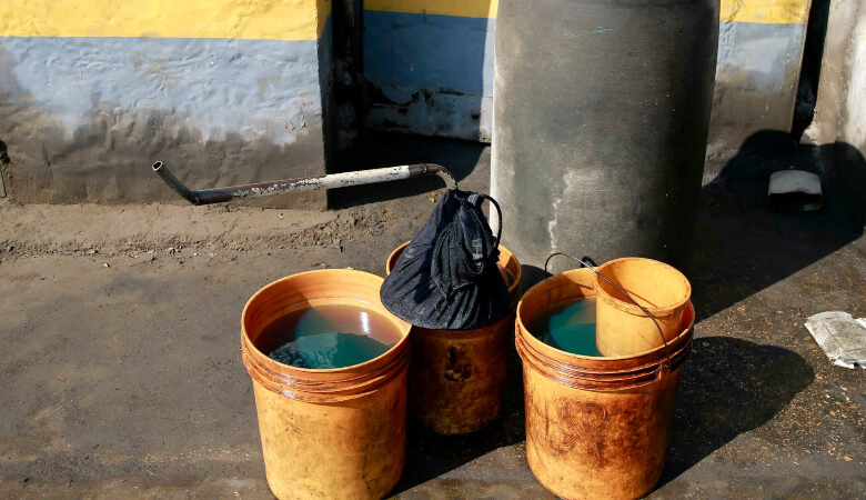 Σοκ στον Βύρωνα: Πέταξε πετρέλαιο σε ανήλικες επειδή την… ενοχλούσαν