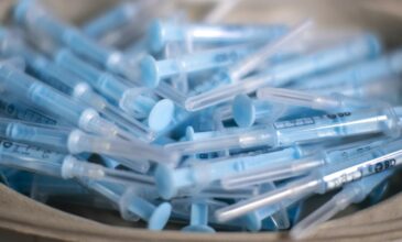 Δημόπουλος: Τα εμβόλια προστατεύουν από όλες τις μεταλλάξεις