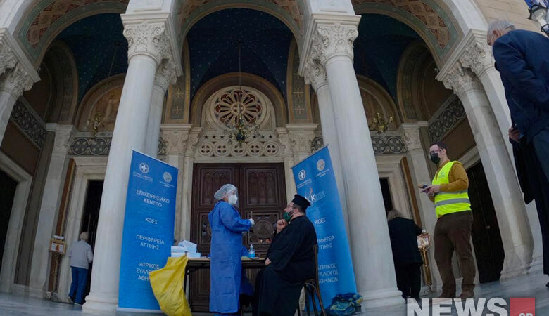 Πάσχα: Με self test οι ιερείς στις εκκλησίες – Δείτε εικόνες από τη Μητρόπολη