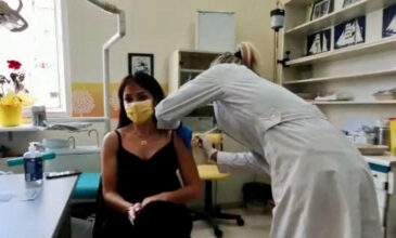 Εμβολιάστηκε με AstraZeneca η Δόμνα Μιχαηλίδου