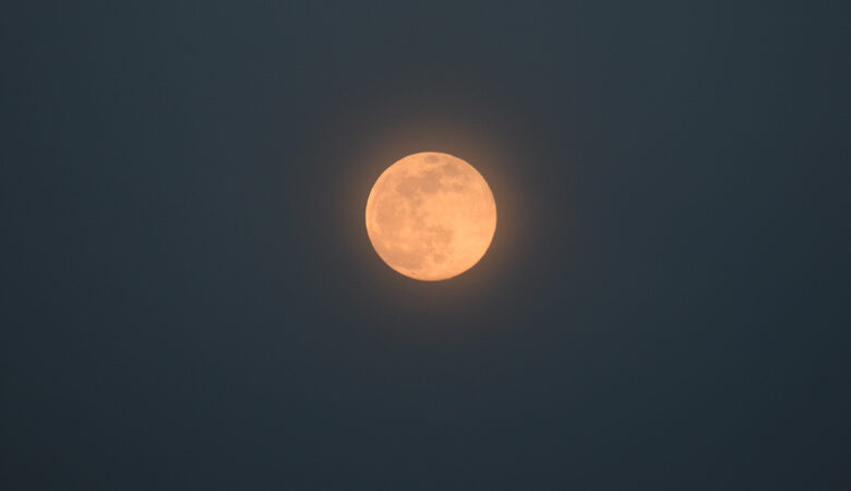 Υπερπανσέληνος: Μάγεψε χθες βράδυ το «Ροζ Φεγγάρι» – Δείτε τις εικόνες