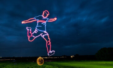 Εντυπωσιακό δημιούργημα: Ζωγράφισε στον ουρανό έναν ποδοσφαιριστή, χρησιμοποιώντας drones