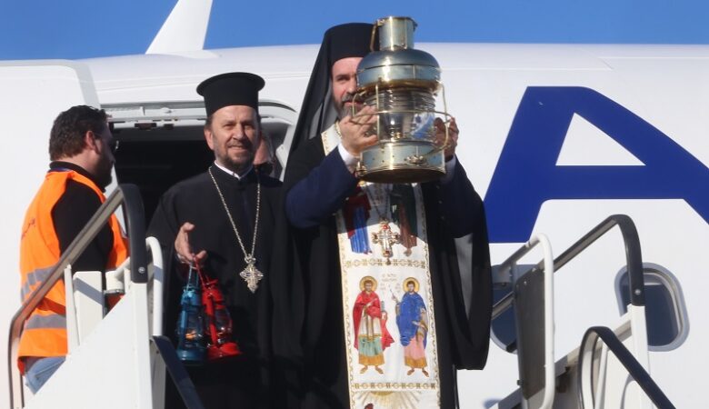 Χωρίς τιμές αρχηγού κράτους η άφιξη του Αγίου Φωτός στην Ελλάδα